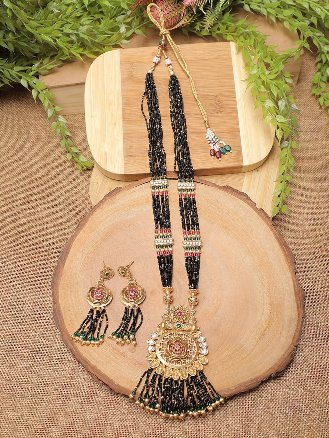 

Swarajshop Gold-Plated Black Kundan-Studded & Pearl Beaded Jewellery Set