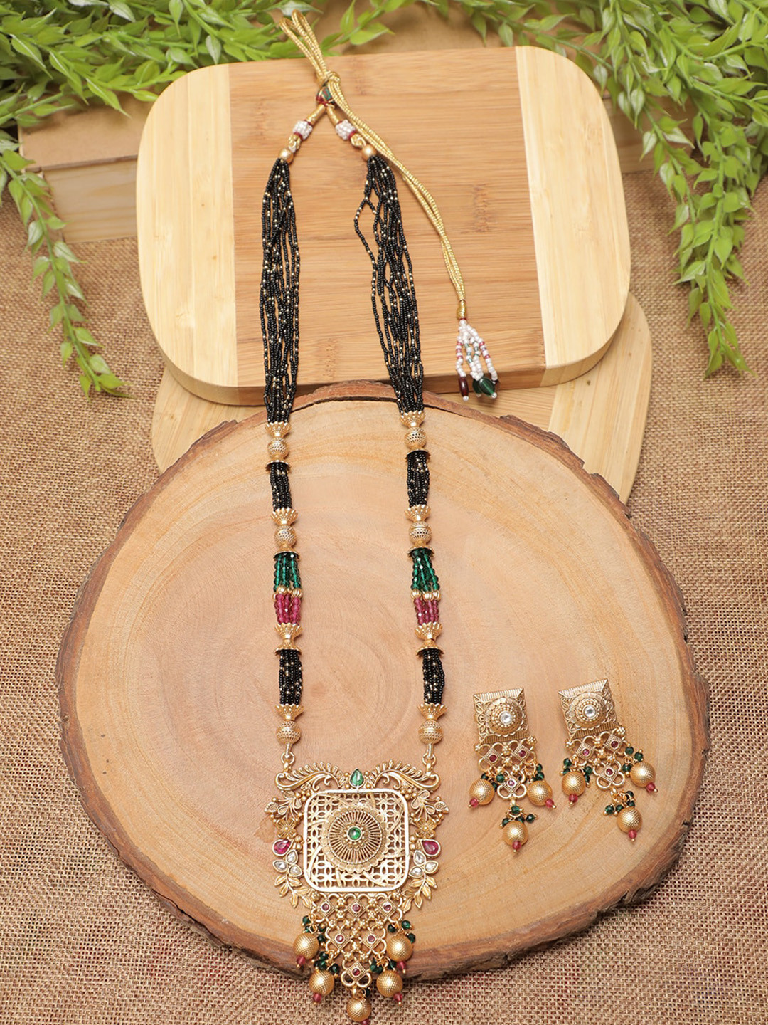 

Swarajshop Gold-Plated Black Kundan-Studded & Pearl Beaded Jewellery Set