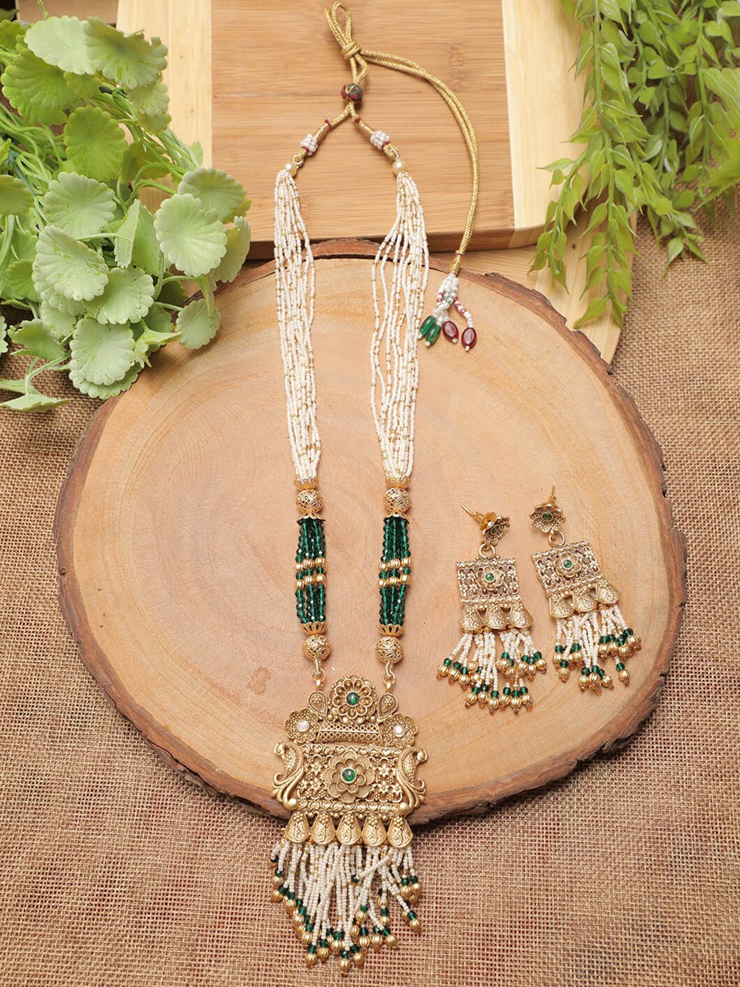 

Swarajshop Green & White Gold-Plated Beaded & Studded Jewellery Set