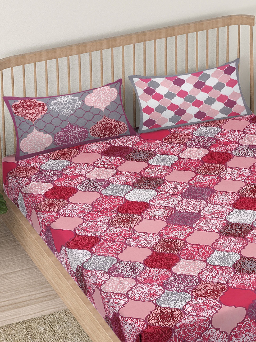 

EK BY EKTA KAPOOR Pink & Grey Cotton Floral 120 TC King Bedsheet with 2 Pillow Covers