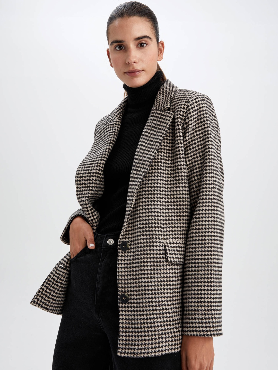 

DeFacto Women Beige & Black Printed Single-Breasted Blazer