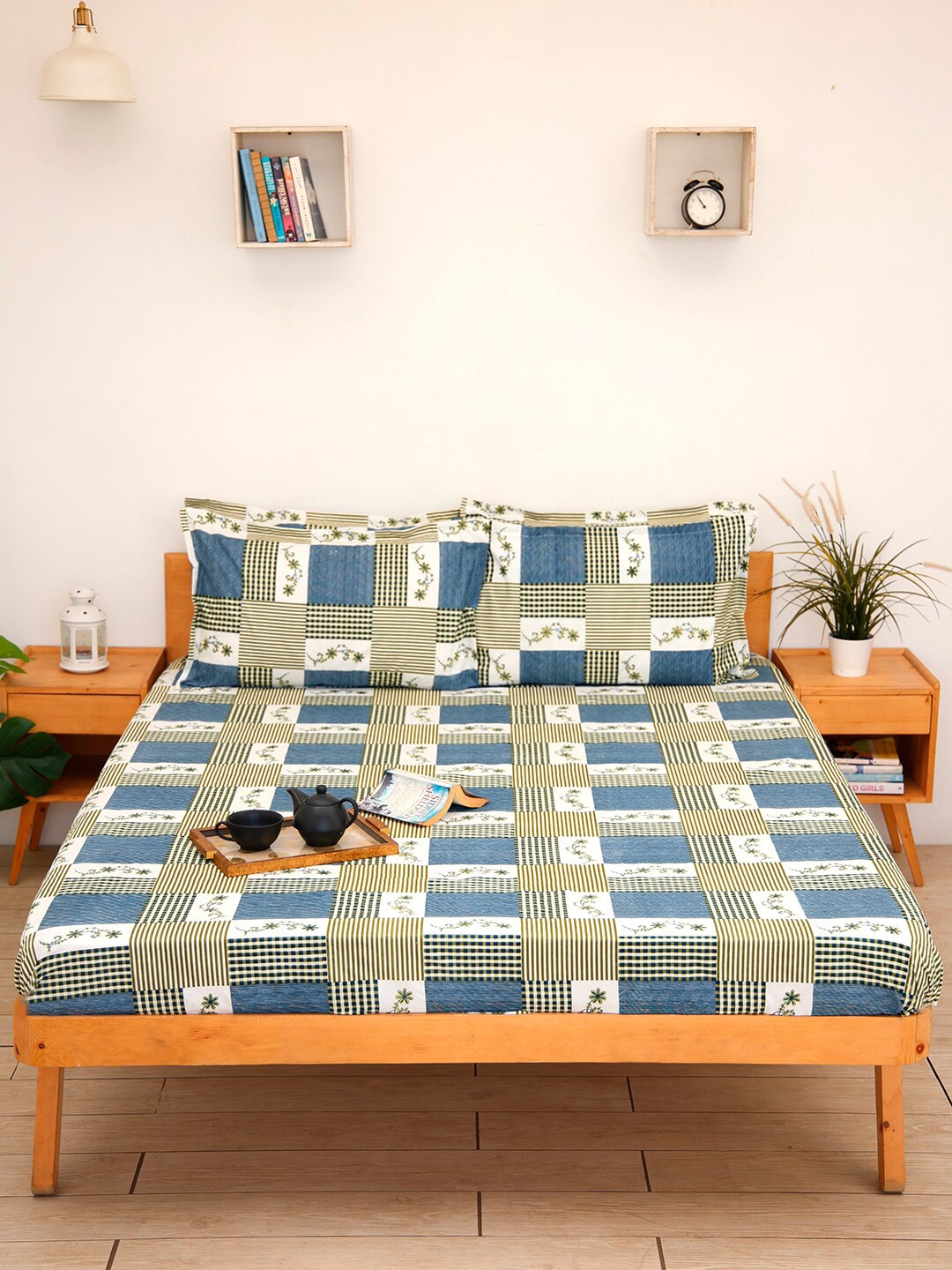 

Ariana Green & Blue Geometric 144 TC Queen Bedsheet with 2 Pillow Covers