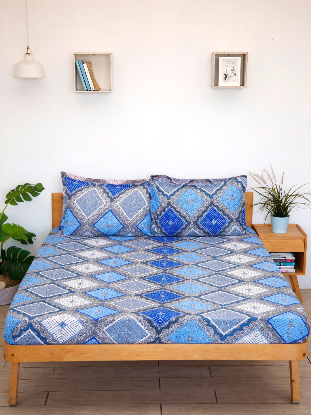 

Ariana Blue & Grey Geometric 144 TC Queen Bedsheet with 2 Pillow Covers