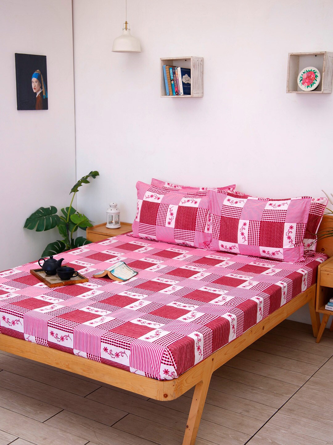 

Ariana Pink & White Geometric 144 TC Queen Bedsheet with 2 Pillow Covers