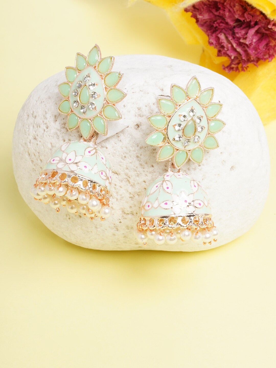 

DIVA WALK Sea Green & White Gold-Plated Kundan Dome Shaped Jhumkas Earrings