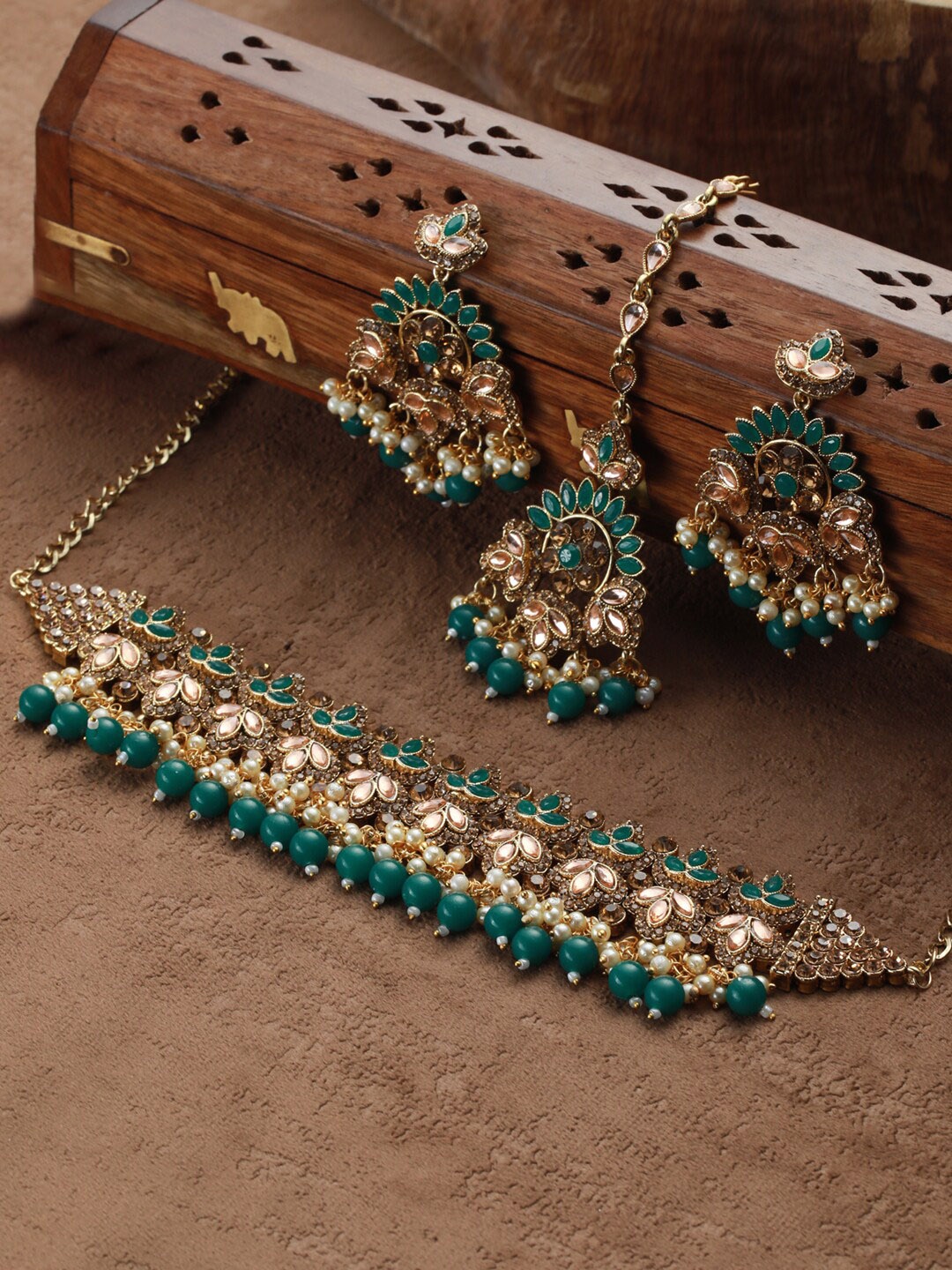 

Priyaasi Gold-Toned Green Kundan-Studded Gold-Plated Jewellery Set