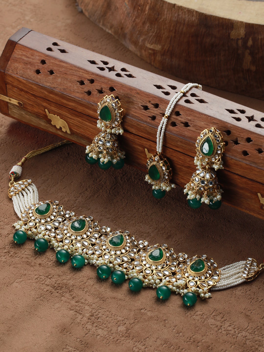 

Priyaasi Gold-Toned Green & White Kundan Gold-Plated Jewellery Set