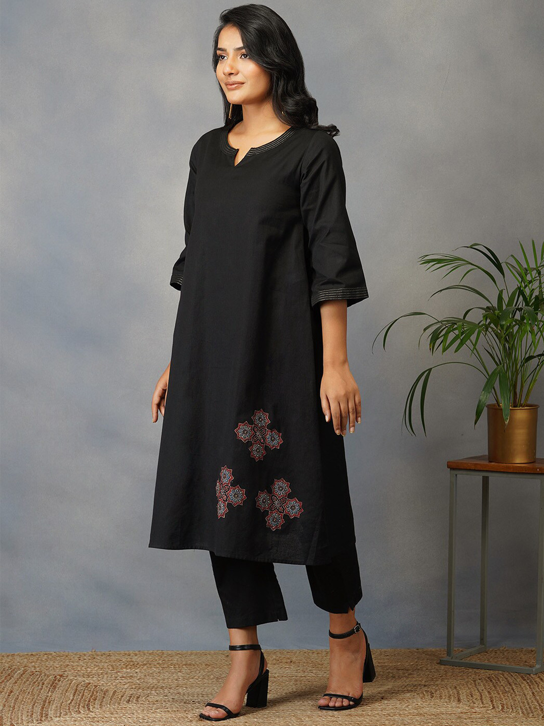 

AKISO Women Black & Maroon Ajrak Embroidery Kurta