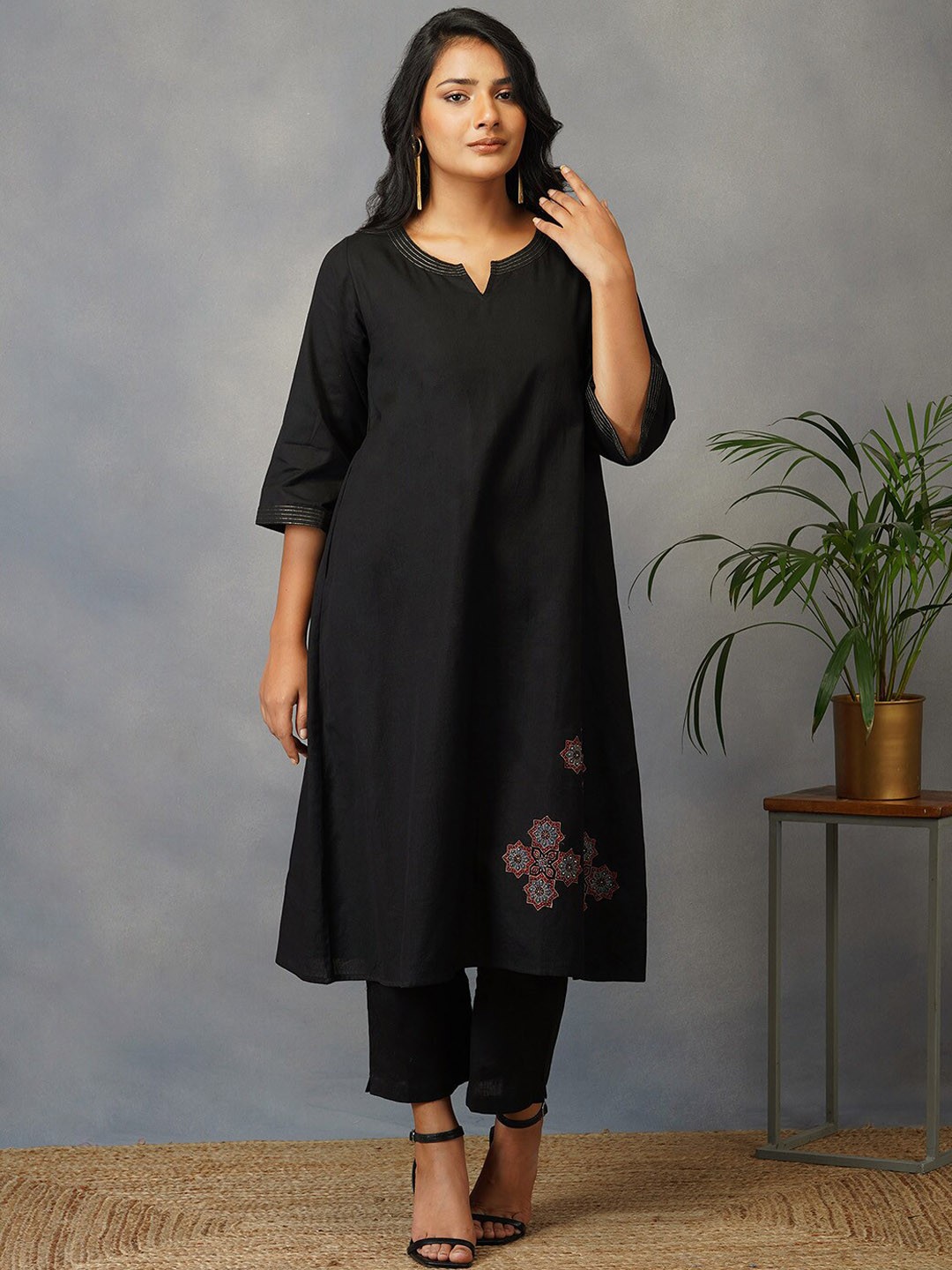 

AKISO Women Black Yoke Design Patchwork Pure Cotton Kurta with Trousers