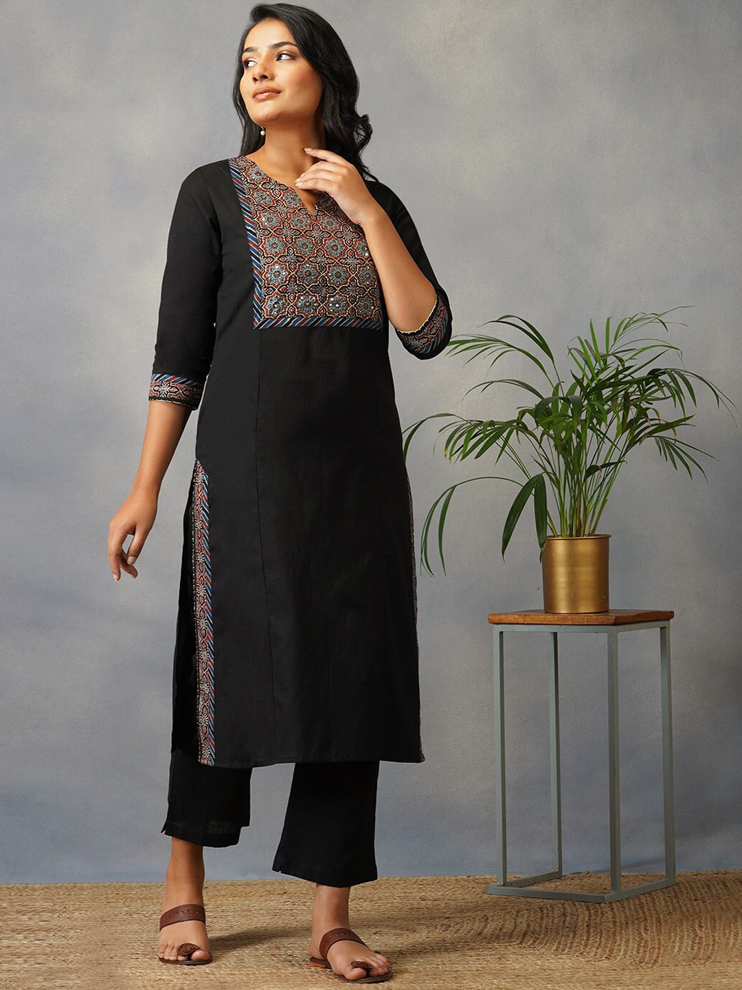 

AKISO Yoke DesignThread Work Regular Kurta, Black