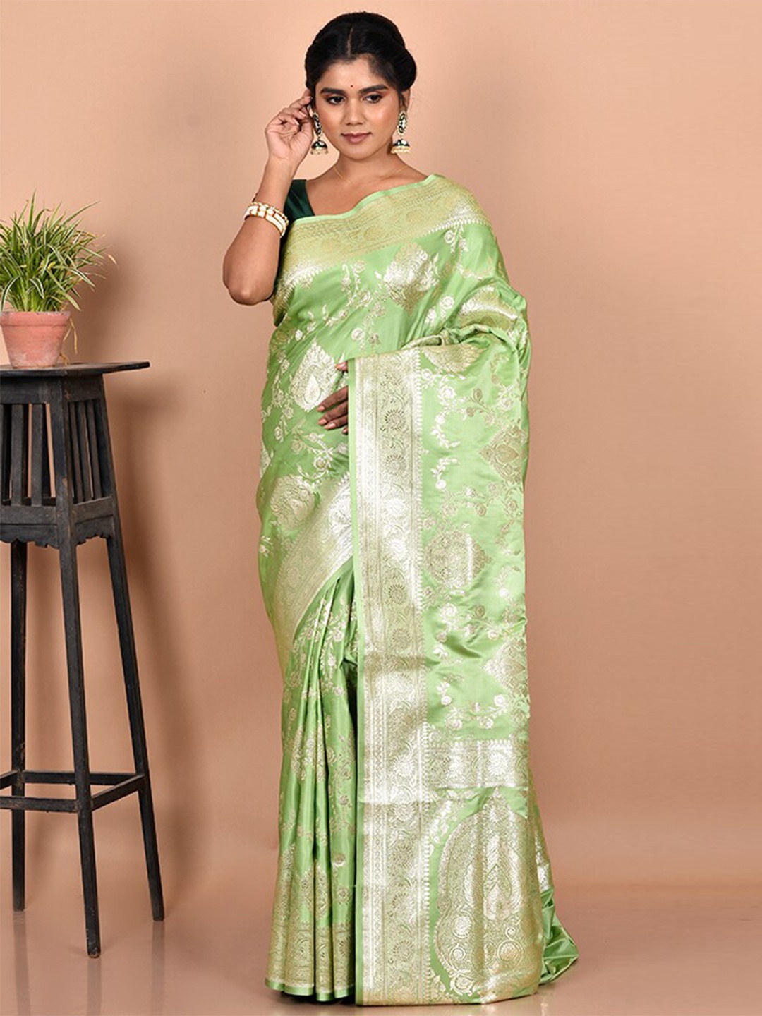 

AllSilks Green & Silver-Toned Floral Zari Silk Blend Banarasi Saree