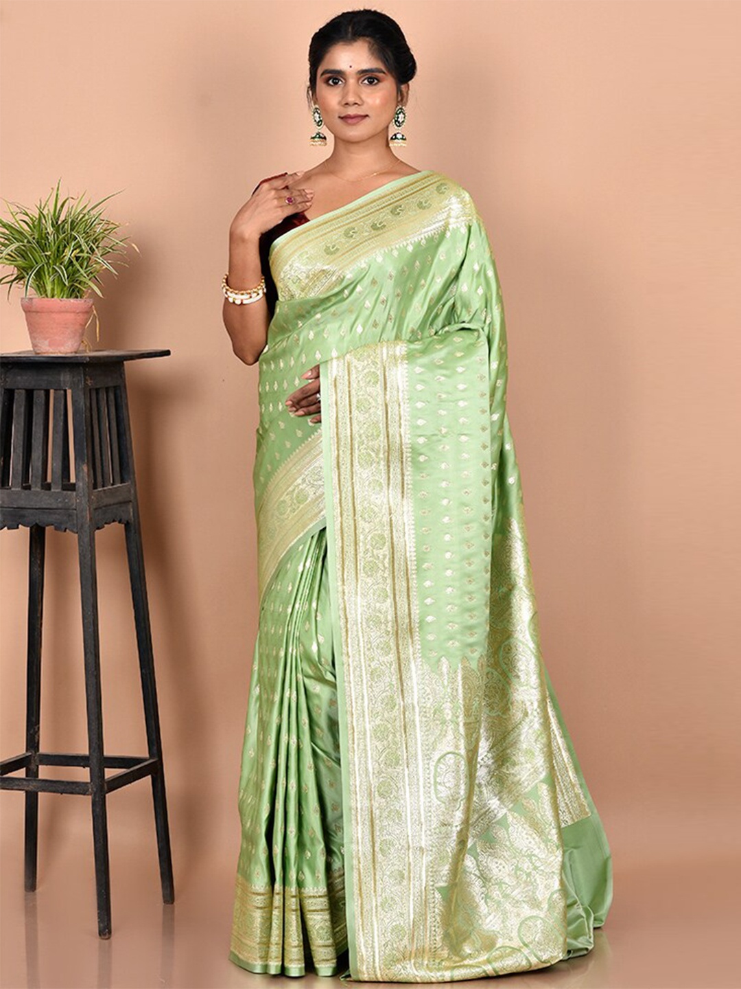 

AllSilks Green & Gold-Toned Ethnic Motifs Zari Silk Blend Banarasi Saree