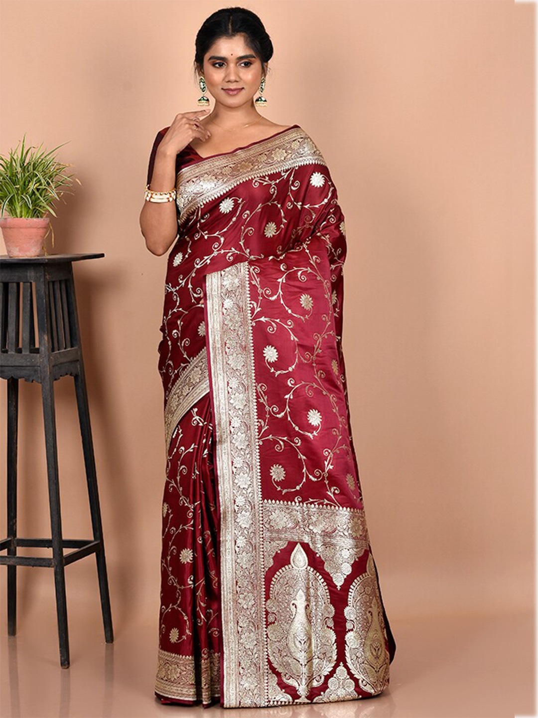 

AllSilks Maroon & Gold-Toned Ethnic Motifs Zari Silk Blend Banarasi Saree