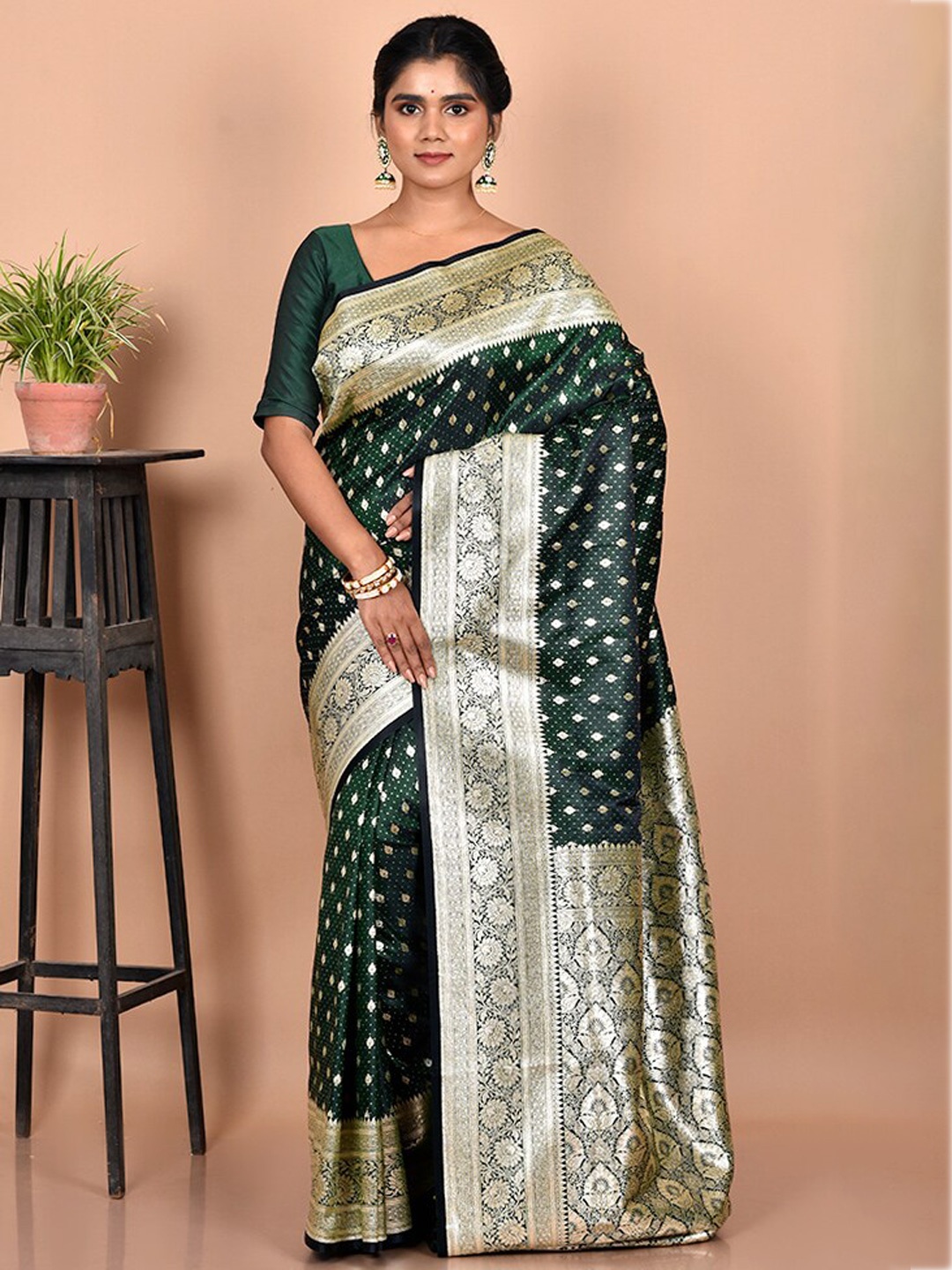 

AllSilks Green & Gold-Toned Ethnic Motifs Zari Silk Blend Banarasi Saree
