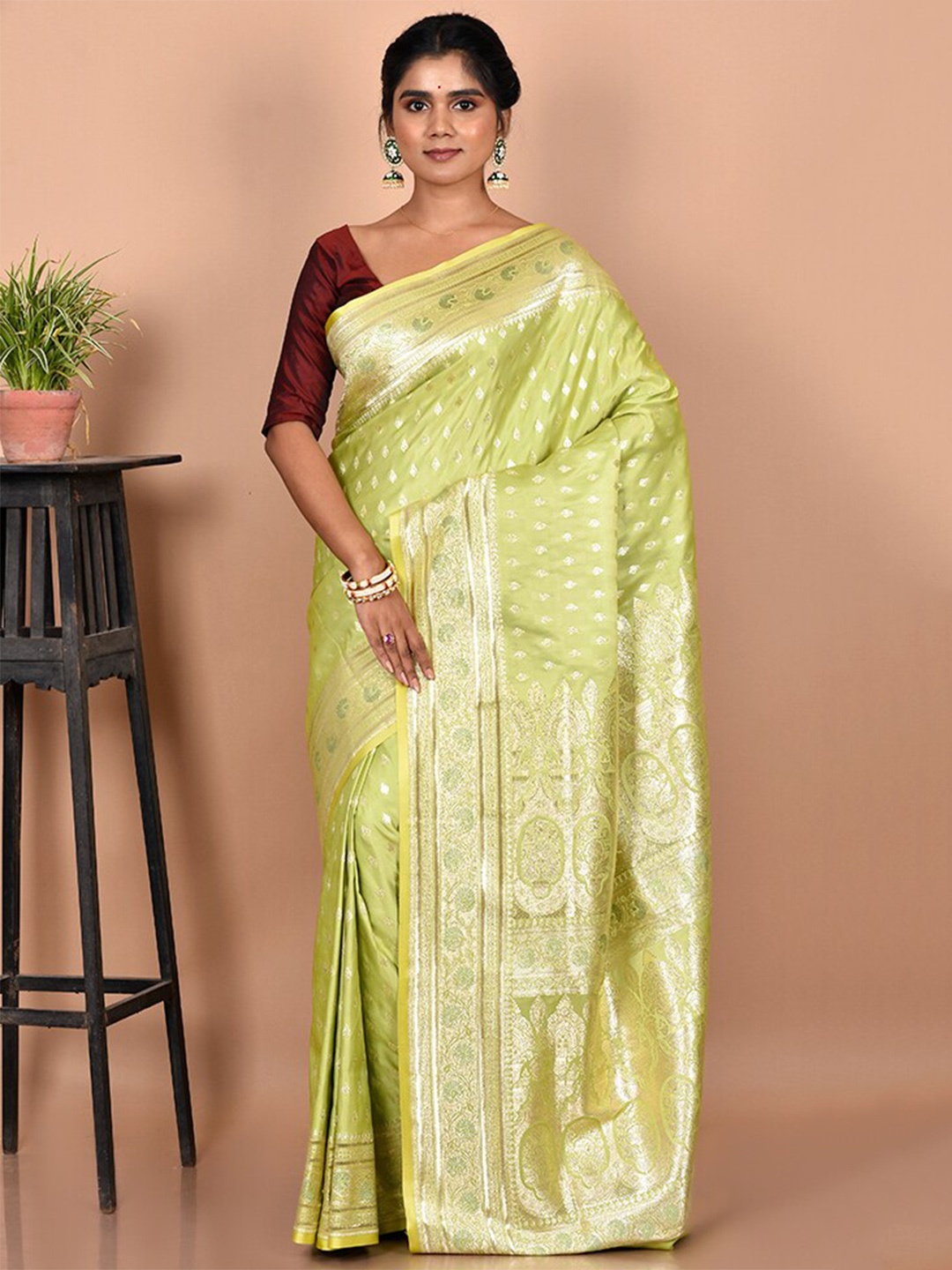 

AllSilks Green & Gold-Toned Ethnic Motifs Zari Silk Blend Banarasi Saree