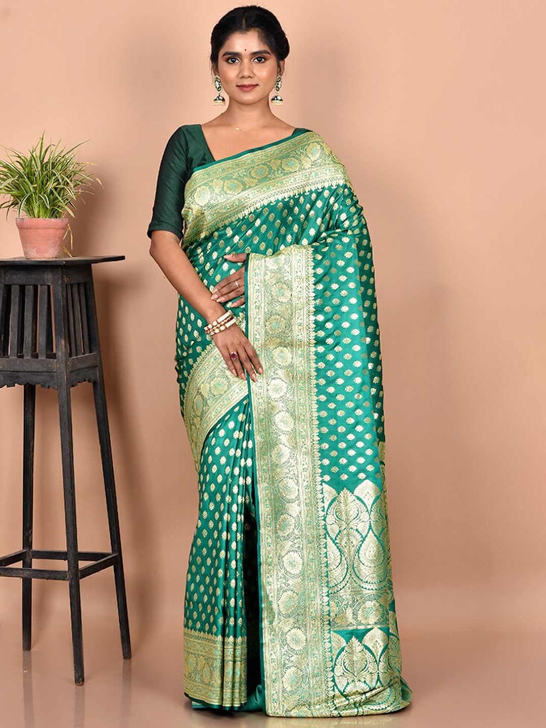 

AllSilks Green & Gold-Toned Ethnic Motifs Zari Silk Blend Banarasi Saree