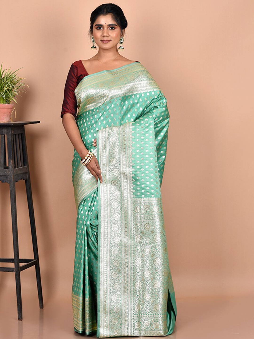 

AllSilks Green & Gold-Toned Ethnic Motif Zari Silk Blend Banarasi Saree