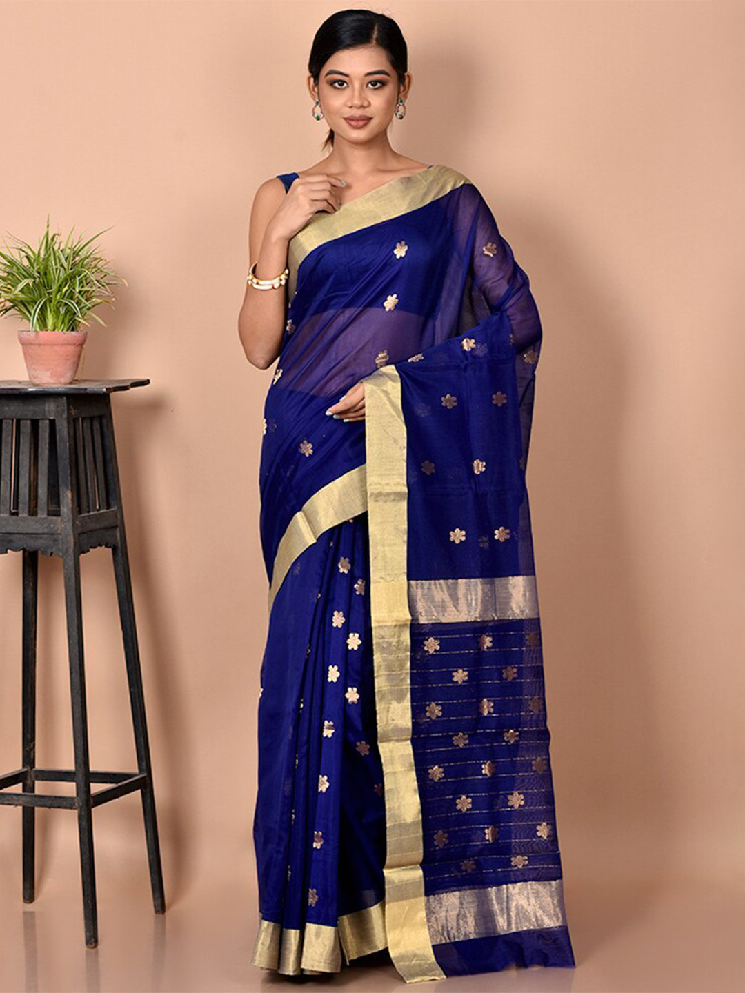 

AllSilks Blue & Gold-Toned Floral Zari Silk Blend Chanderi Saree
