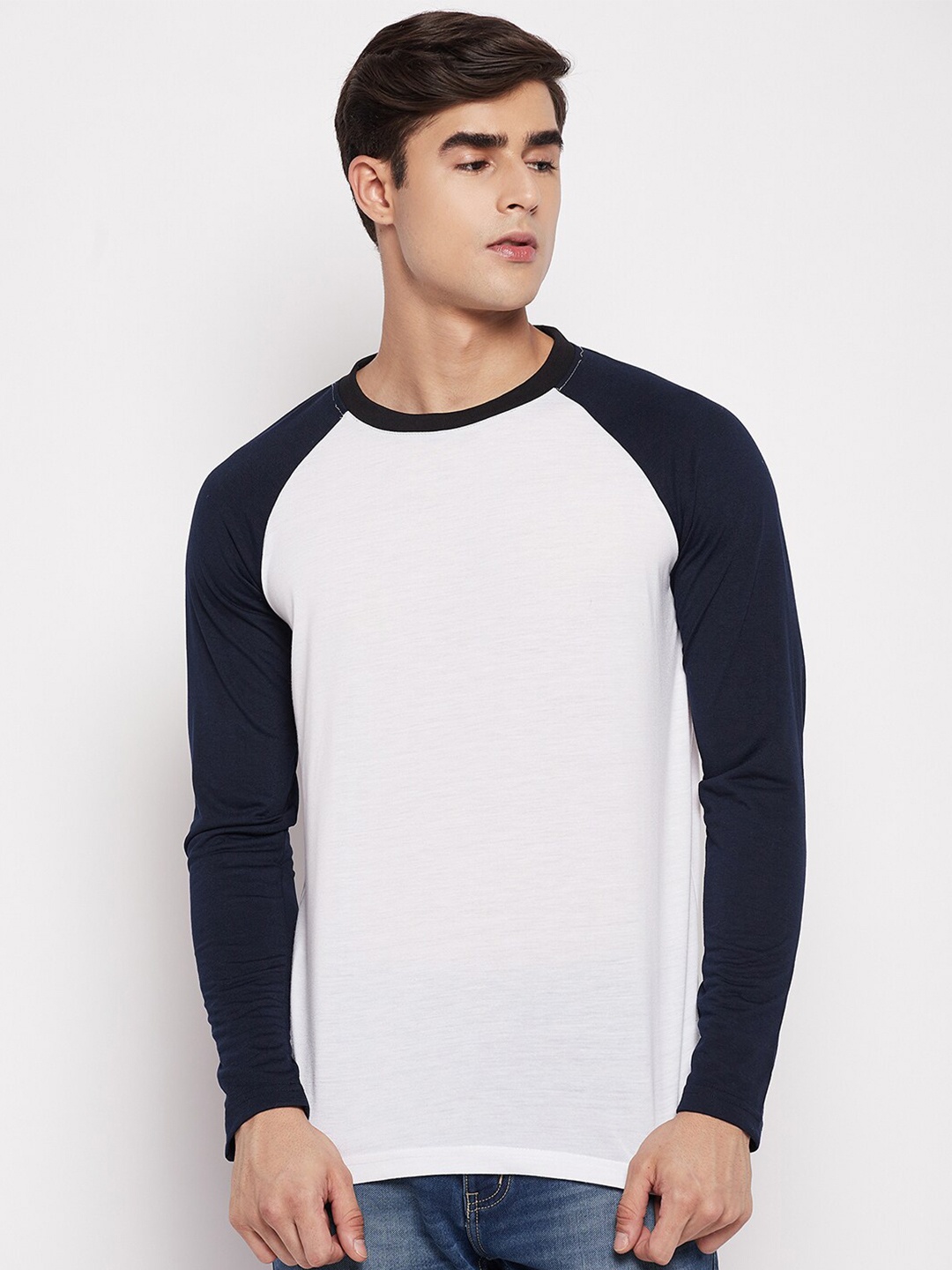 

STROP Men White & Navy Blue Cotton Colourblocked T-shirt