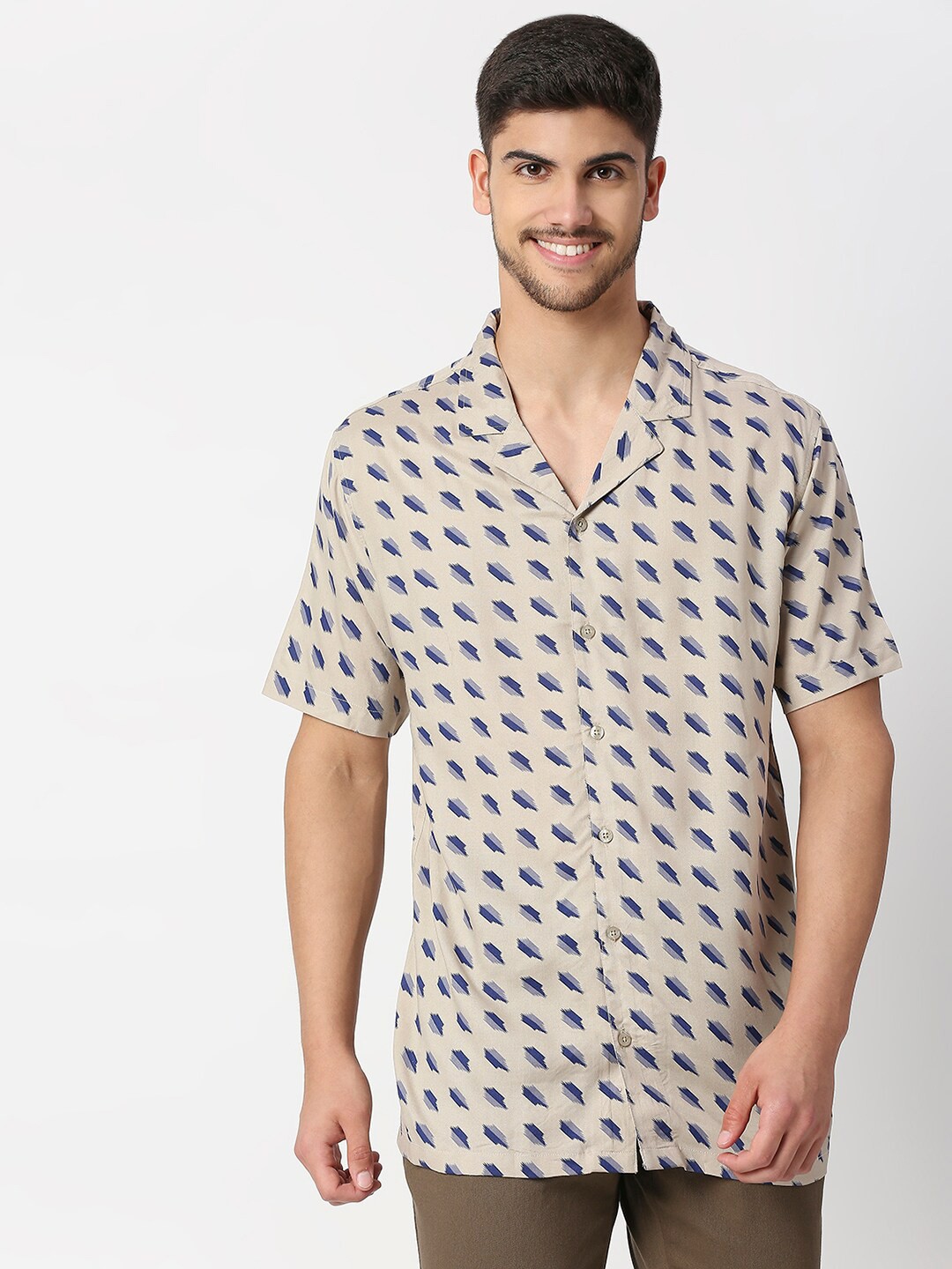

MOD ECRU Men Beige & Blue Printed Short Sleeves Casual Shirt