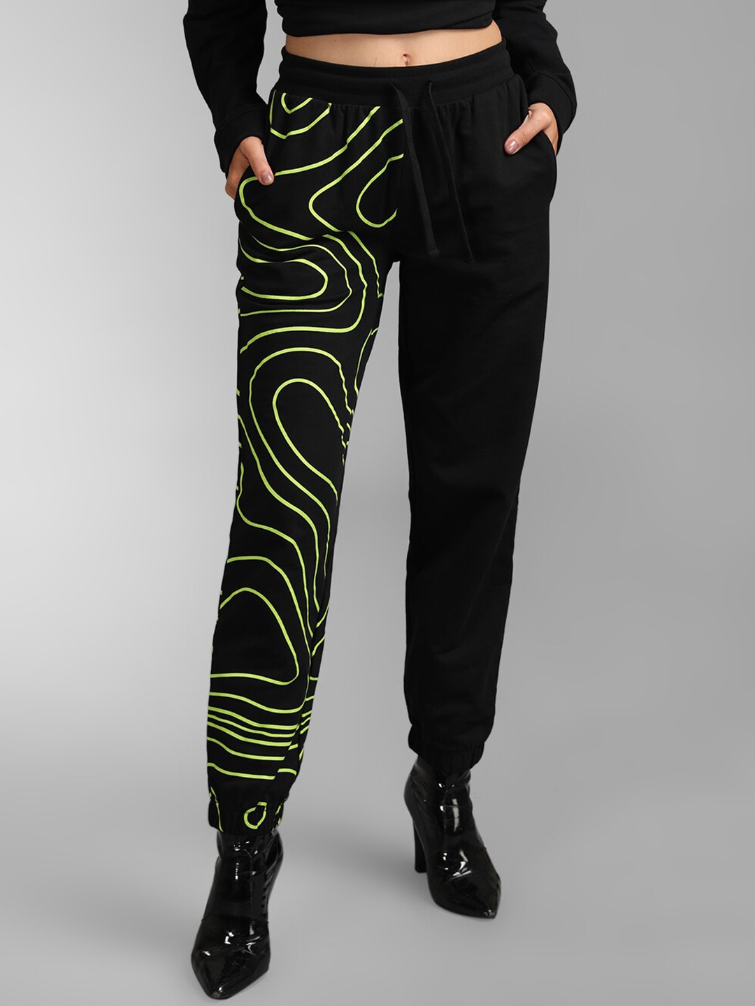 

KZ07 By Kazo Women Black Printed Loose Fit High-Rise Joggers Trousers