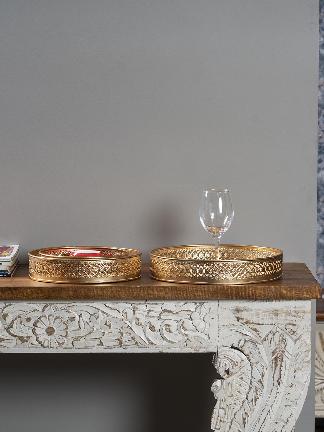 

vedas U-Charvi Gold-Toned Set Of 3 Metal Trays