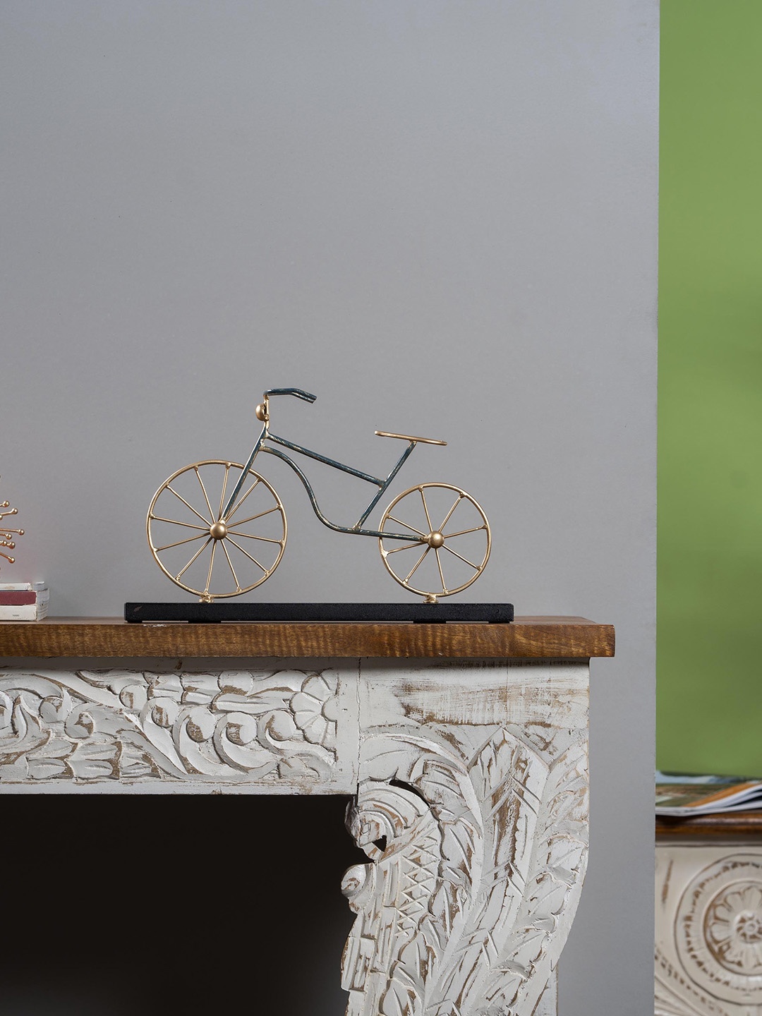 

vedas Metallic-Colored Designed Metal Showpieces
