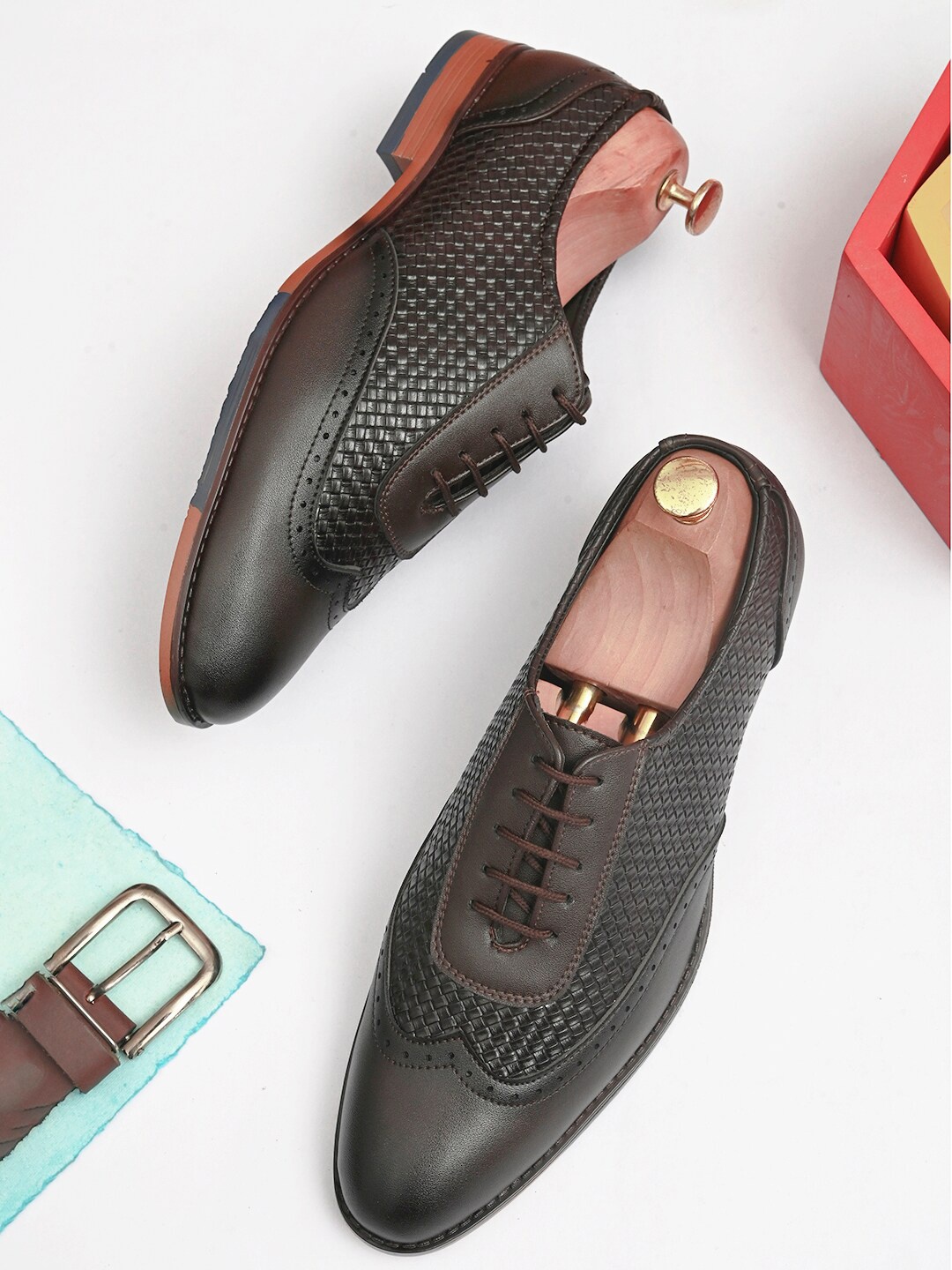 

INVICTUS Men Brown Textured Formal Oxfords