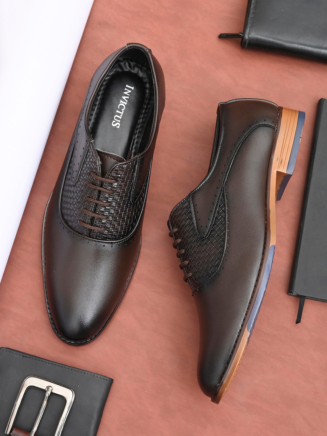 

INVICTUS Men Brown Textured Formal Oxfords