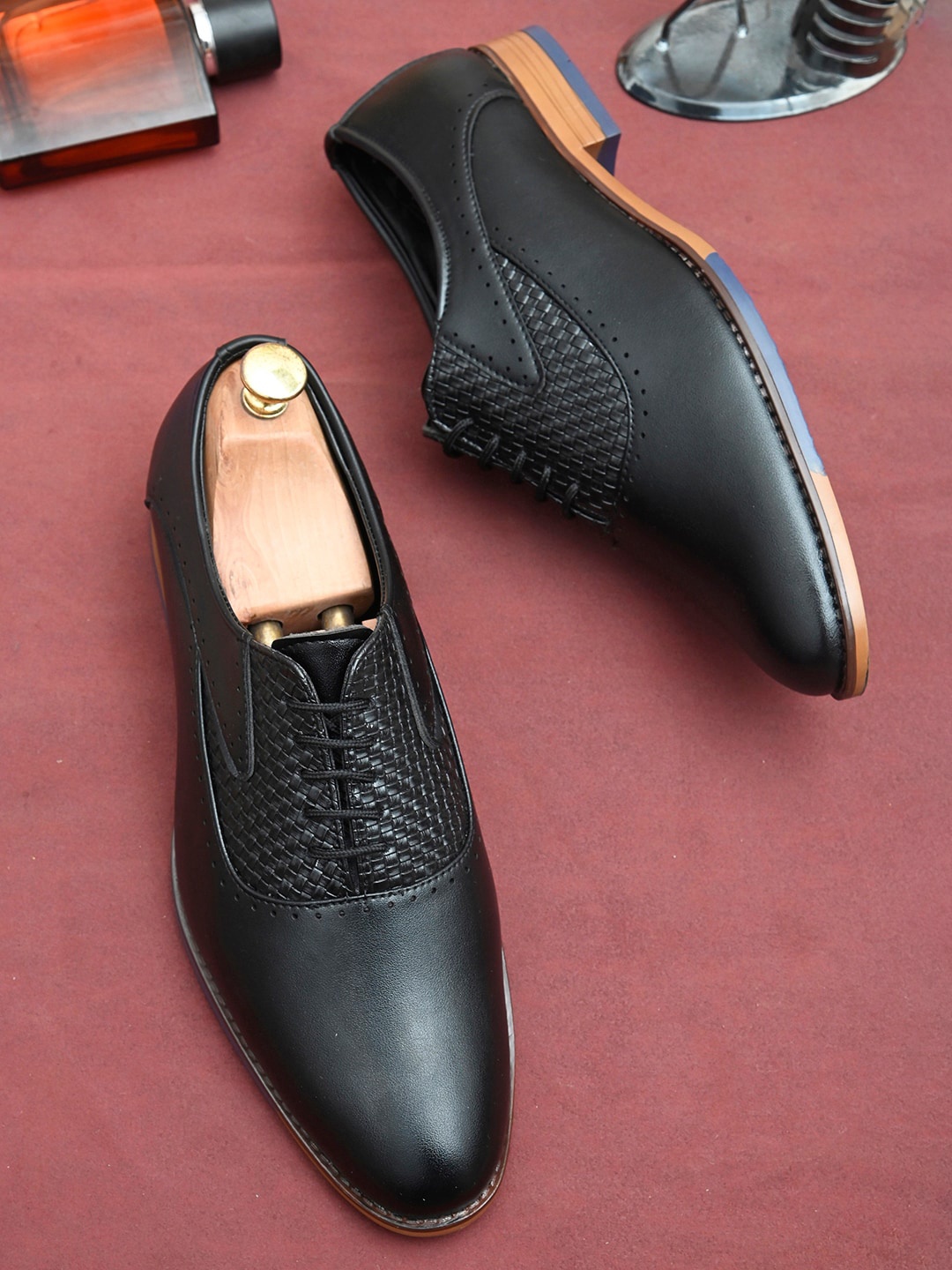 

INVICTUS Men Black Textured Formal Oxfords