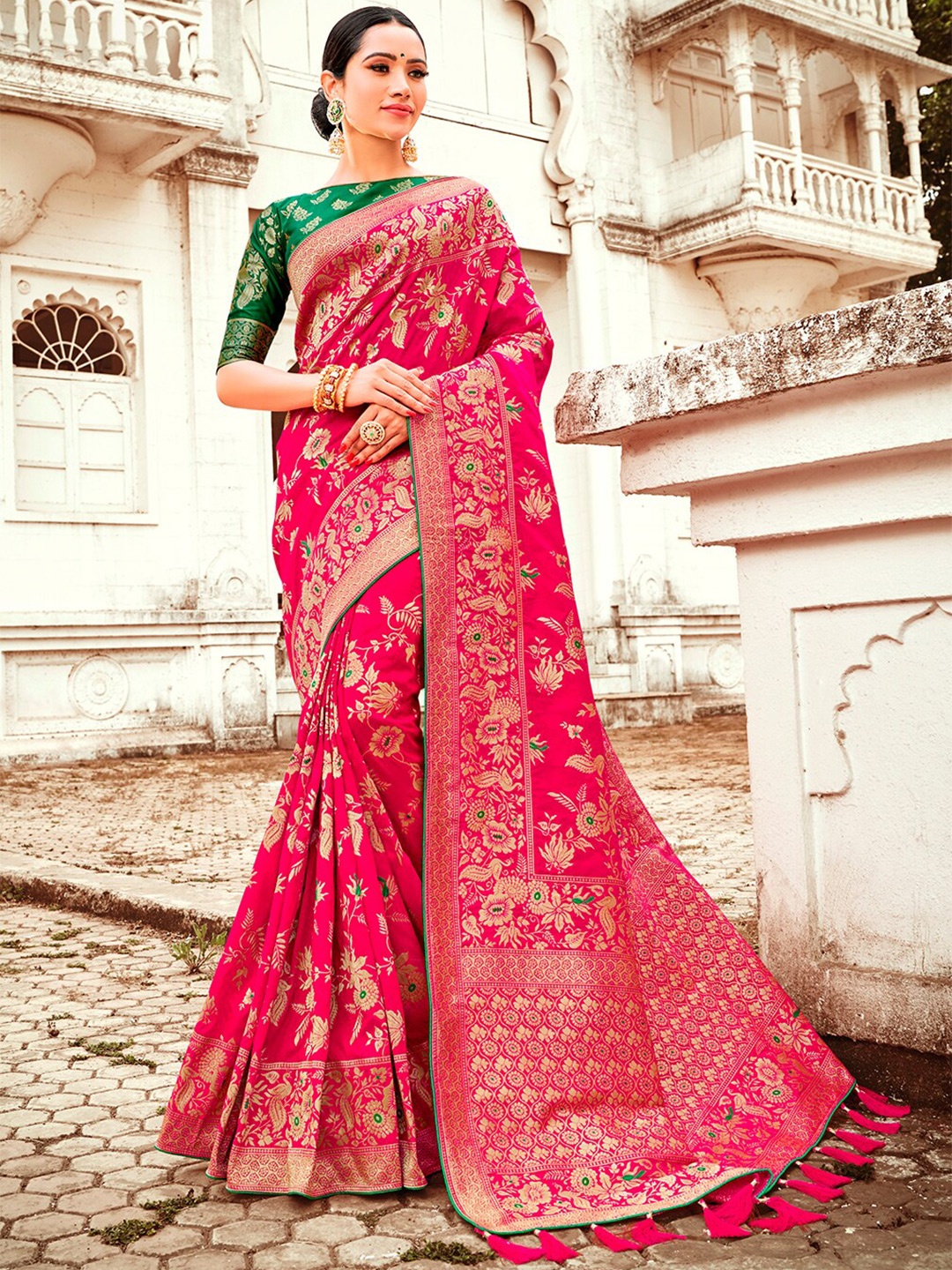

MONJOLIKA FASHION Magenta & Green Ethnic Motifs Zari Silk Blend Banarasi Saree