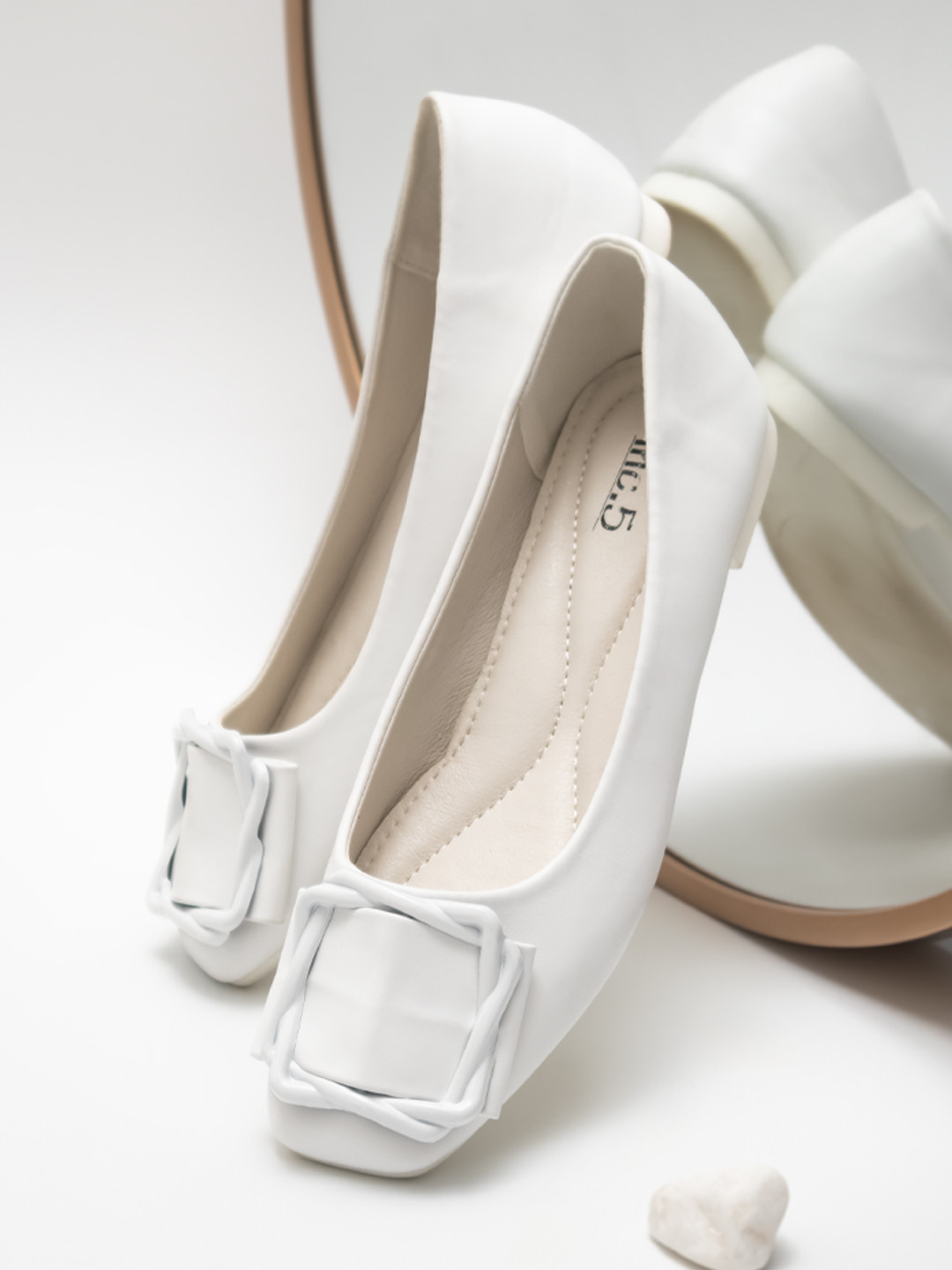 

Inc 5 Women White Ballerinas Flats