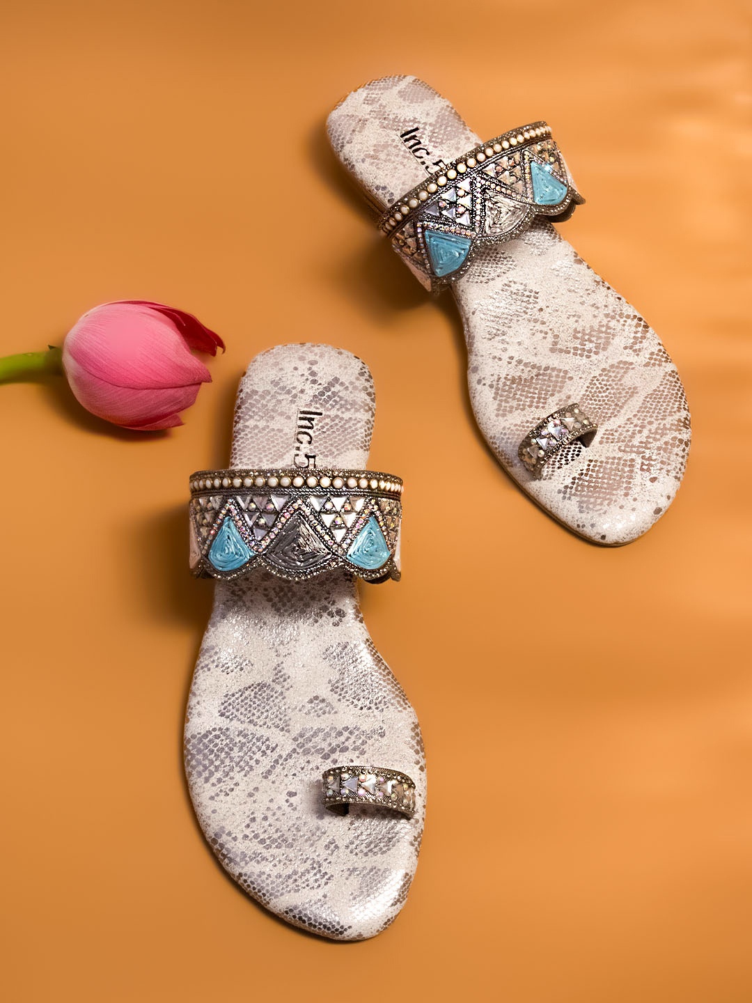 

Inc 5 Women Gunmetal-Toned Embellished Ethnic One Toe Flats, Metallic