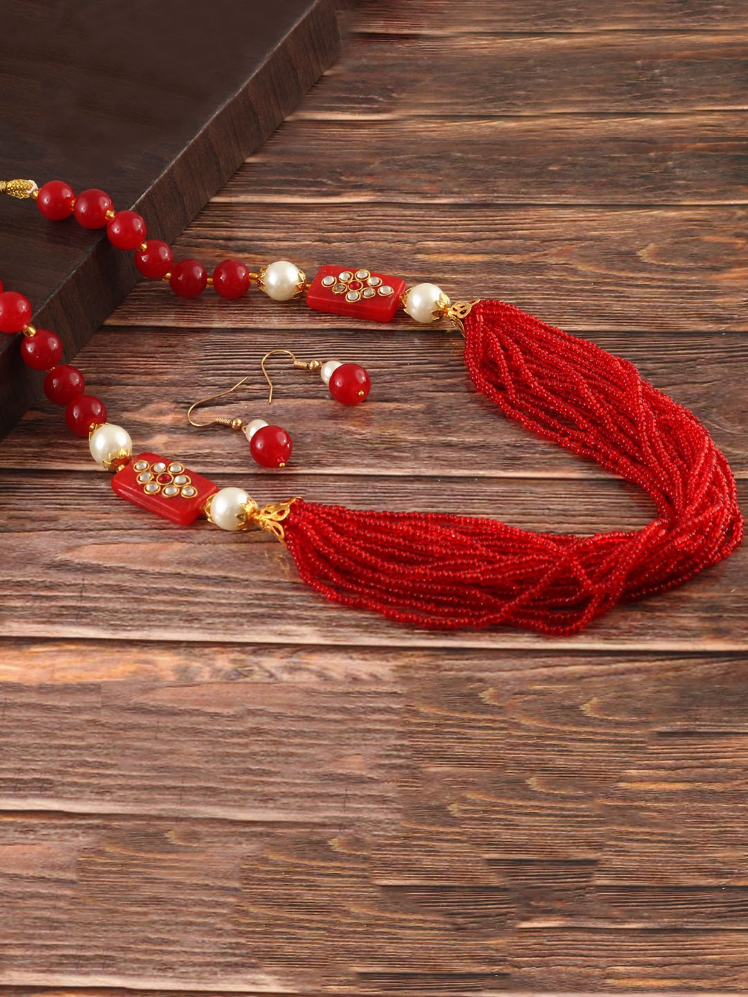 

Jewar Mandi Gold-Plated Red Kundan-Studded & Pearl-Beaded Jewellery Set