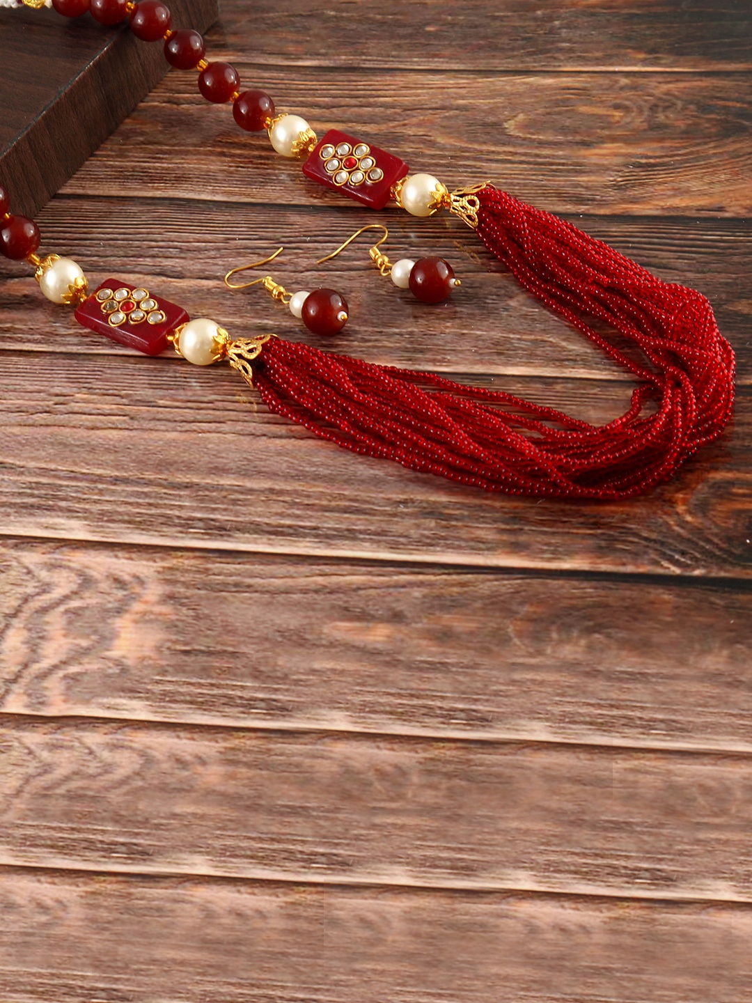 

Jewar Mandi Gold-Plated Maroon Kundan-Studded & Pearl Beaded Jewellery Set