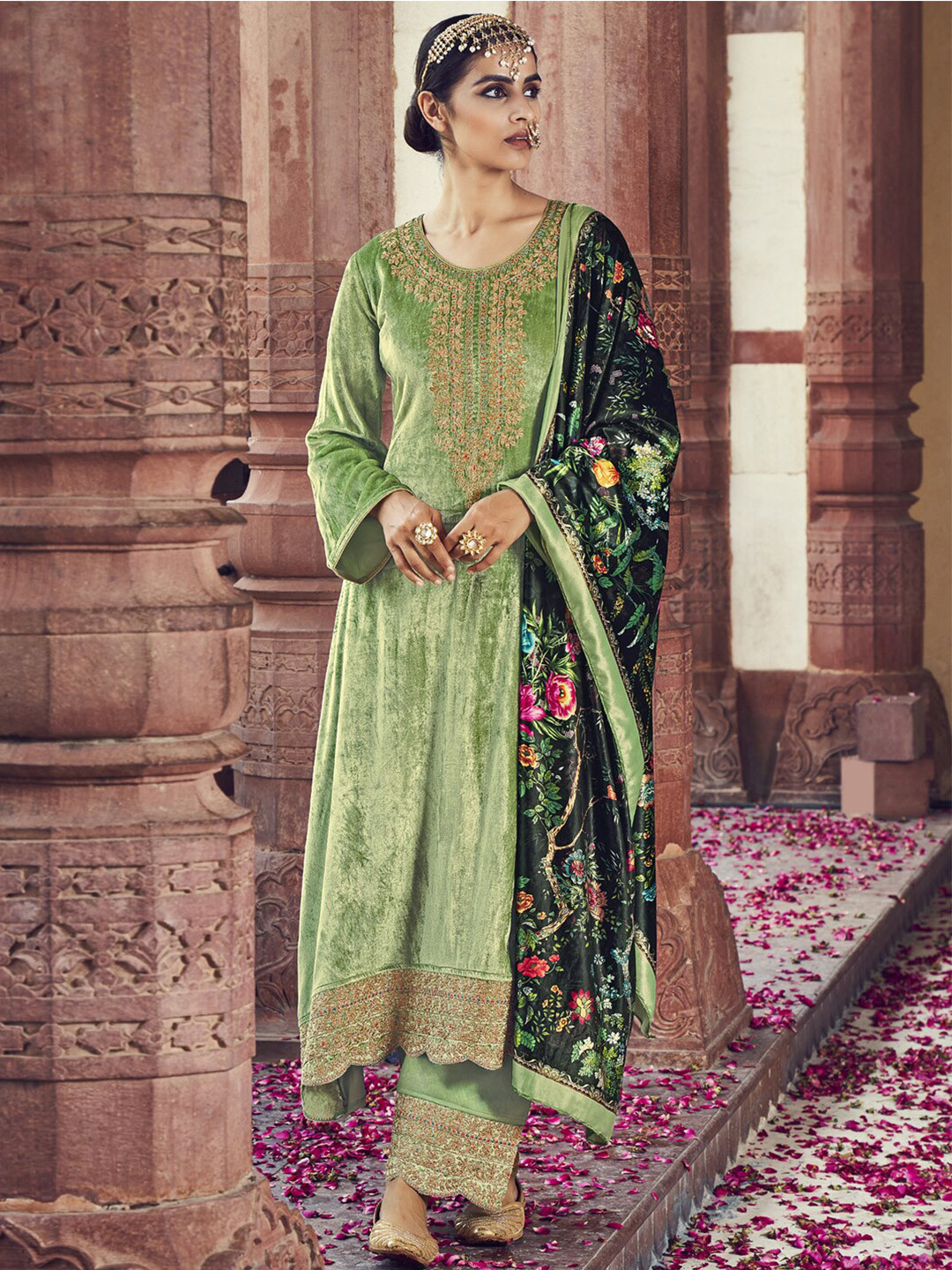 

Stylee LIFESTYLE Green & Gold-Toned Embroidered Velvet Unstitched Dress Material