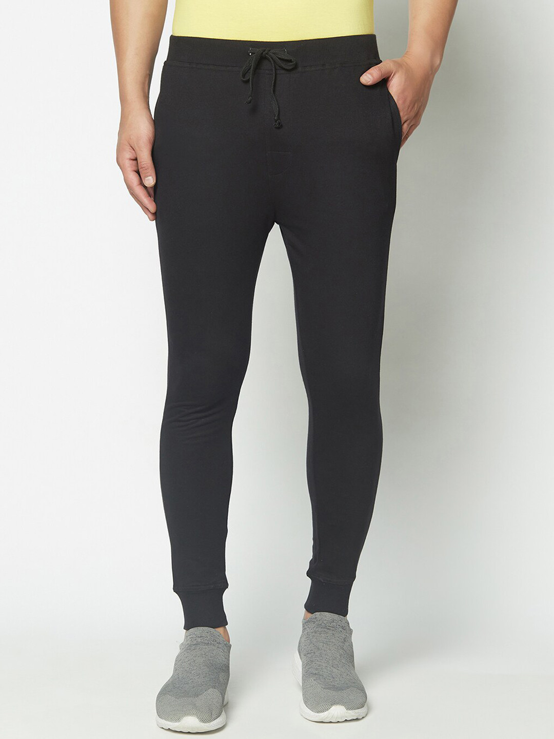 

THE DAILY OUTFITS Men Black Solid Straight-fit Cotton Joggers