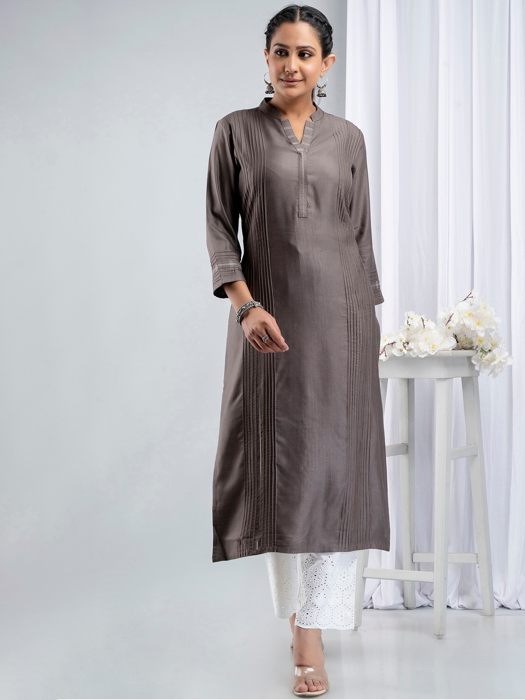 

SUTI Women Grey Thread Work Kurta