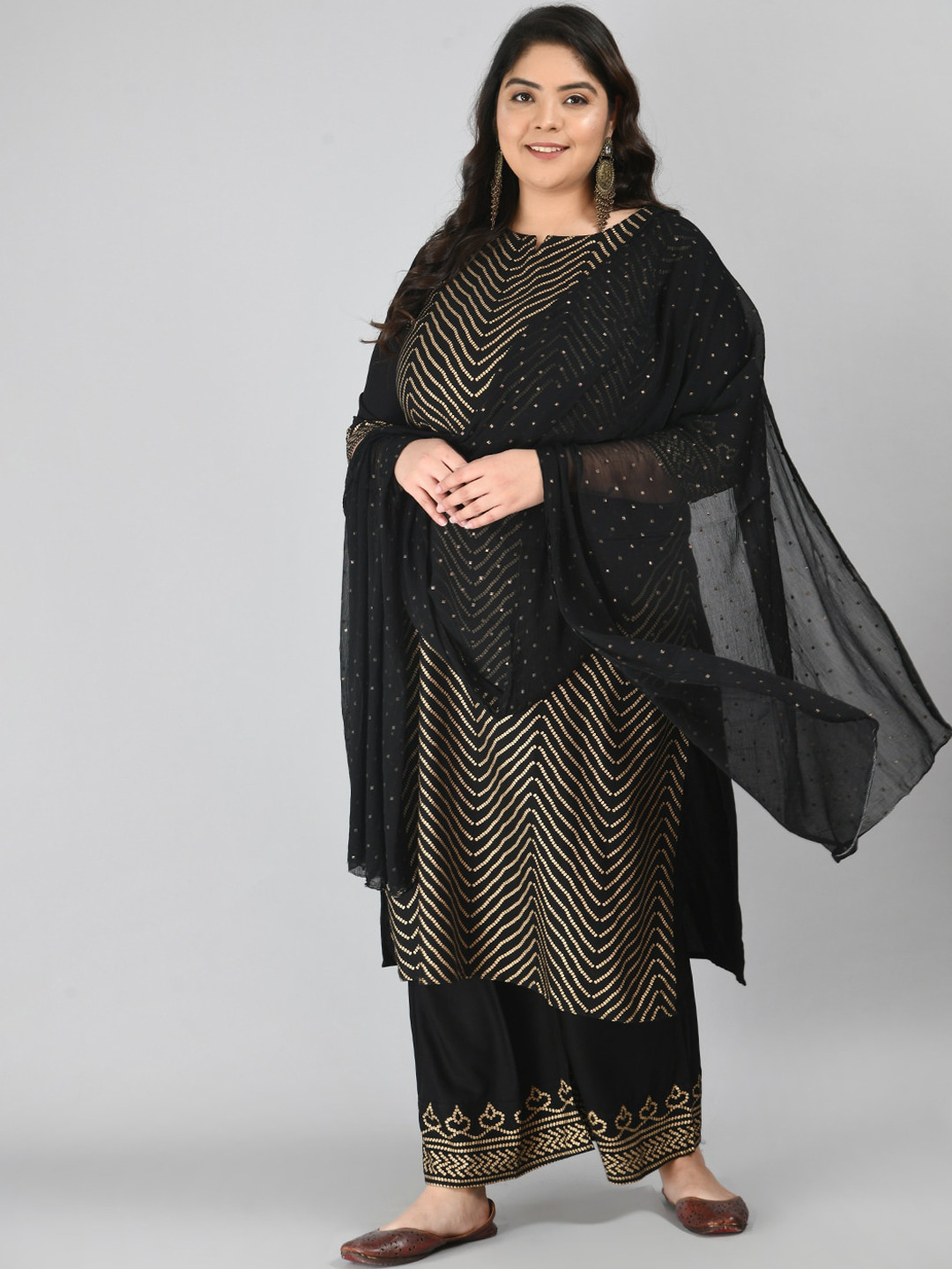 

PrettyPlus by Desinoor.com Plus Size Black Printed Kurta with Palazzos & With Dupatta