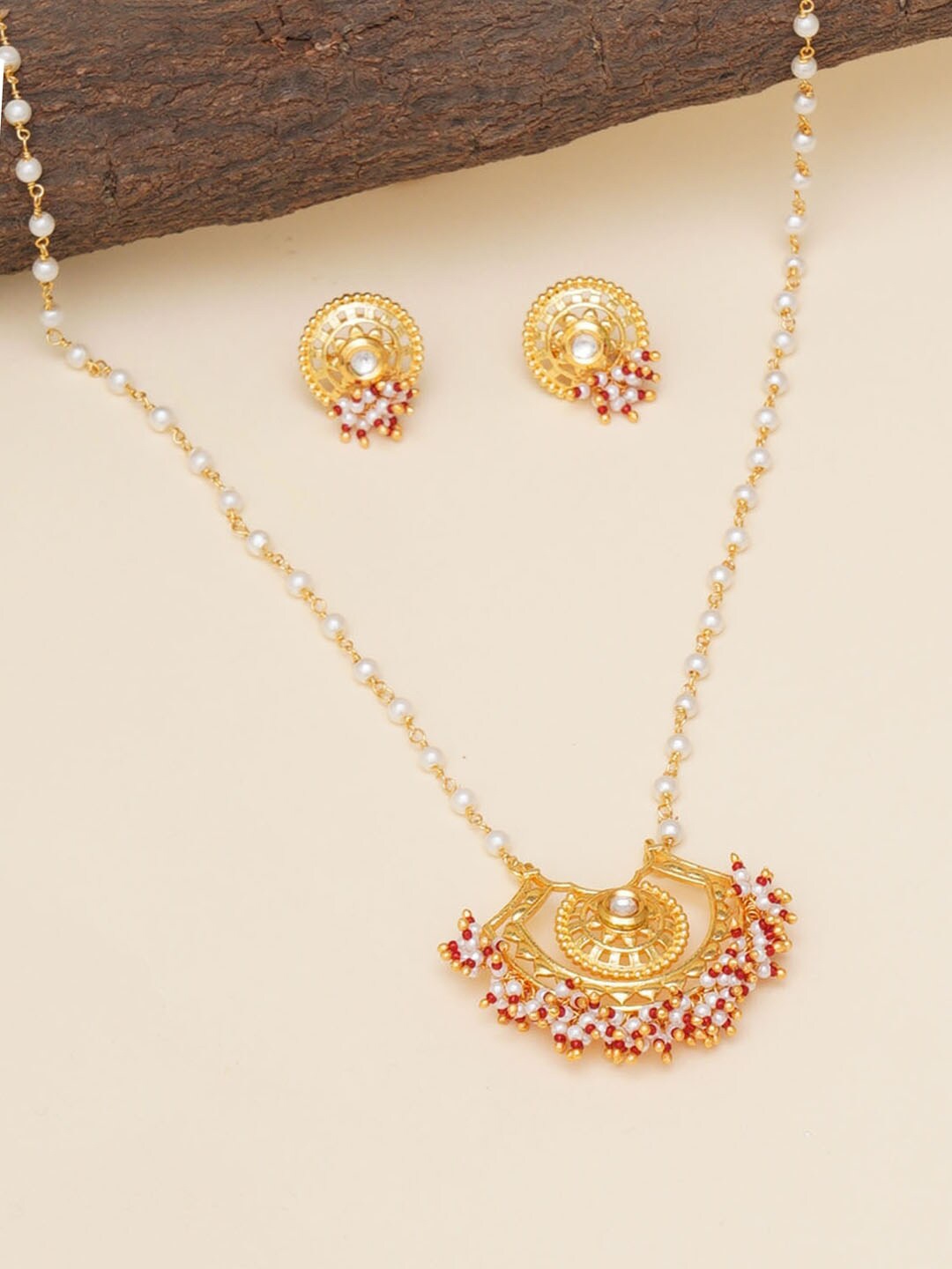 

Voylla Gold-Plated White Pearls Beaded Jewellery Set