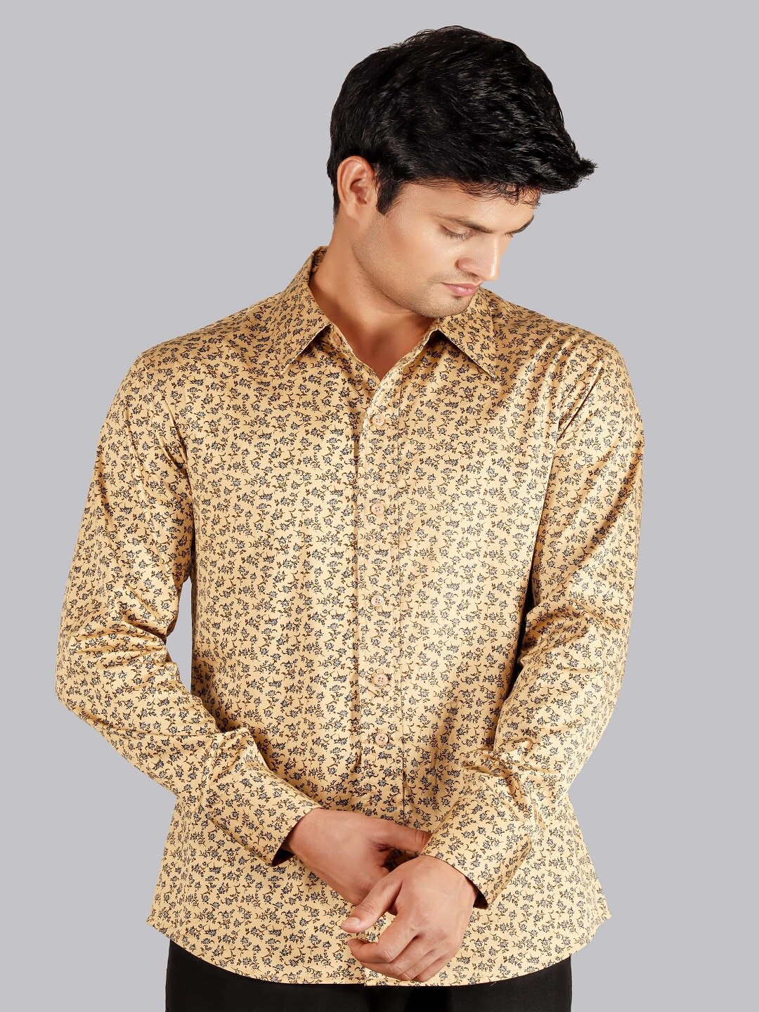 

Hencemade Men Beige Classic Slim Fit Floral Printed Cotton Casual Shirt