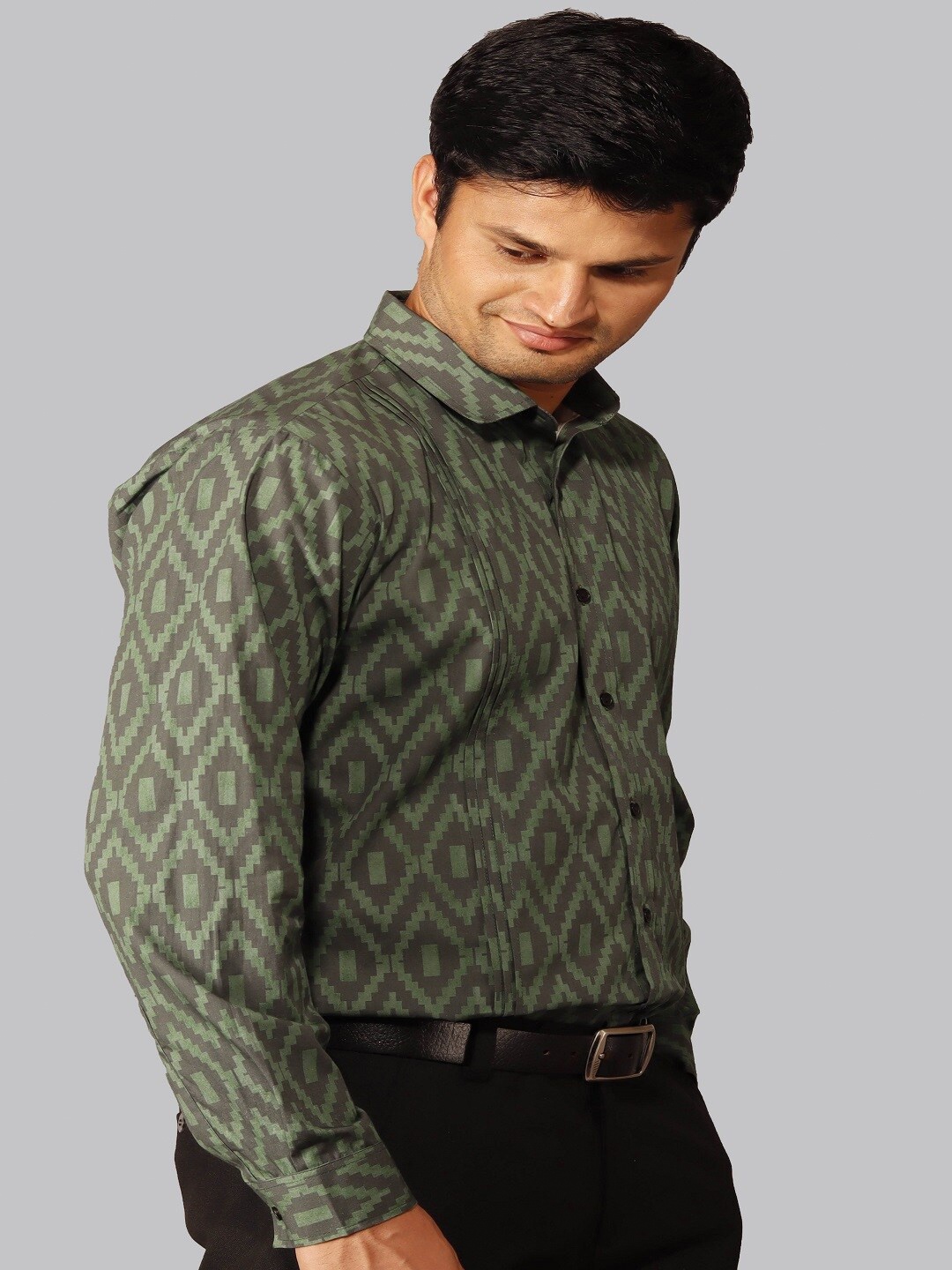 

Hencemade Men Green Printed Classic Slim Fit Cotton Casual Shirt