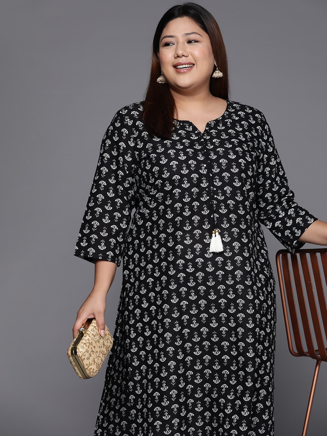 

Varanga Black & White Ethnic Motifs Printed Kurta