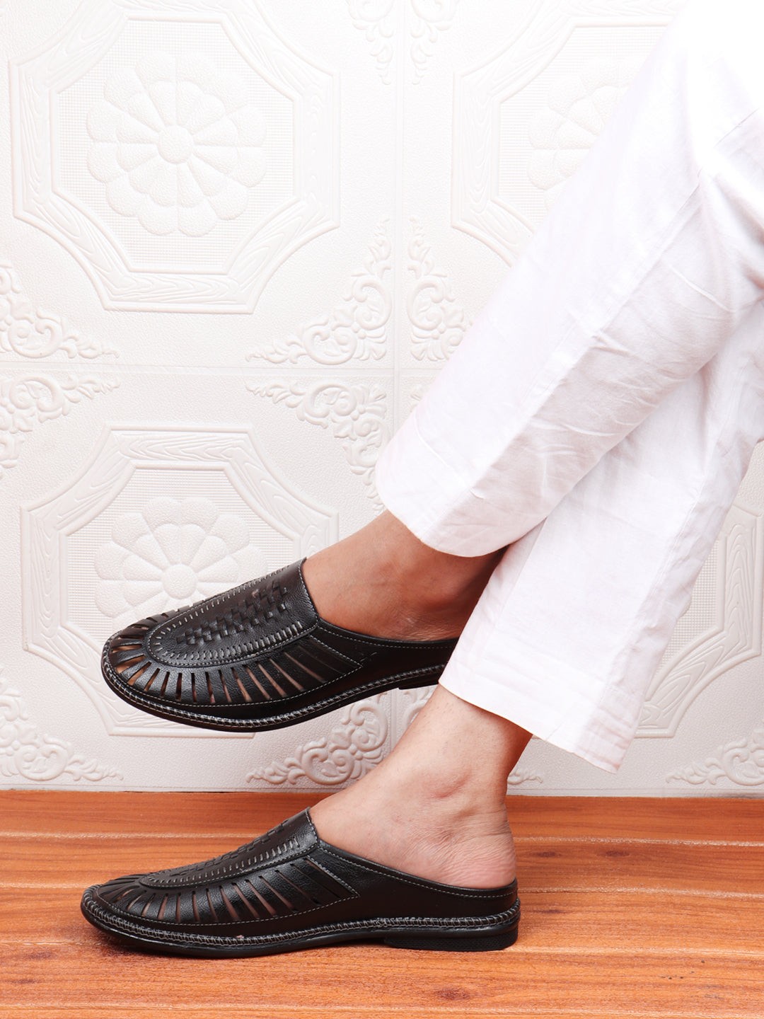 

FAUSTO Men Black Textured PU Lightweight Mojaris