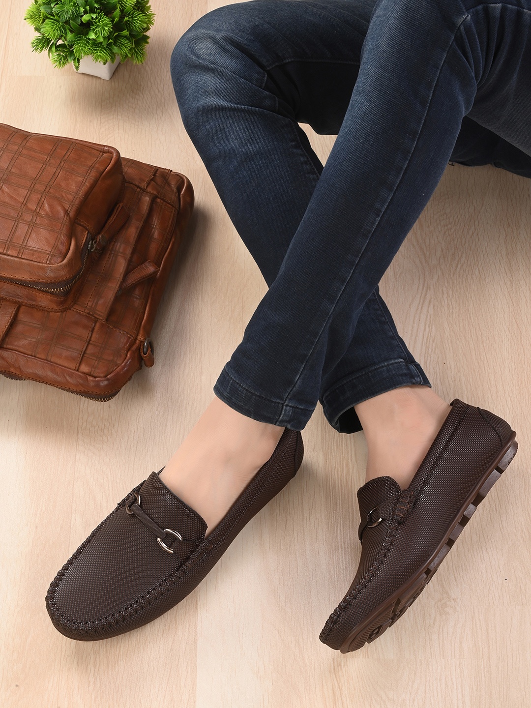 

Mactree Men Brown Textured PU Loafers