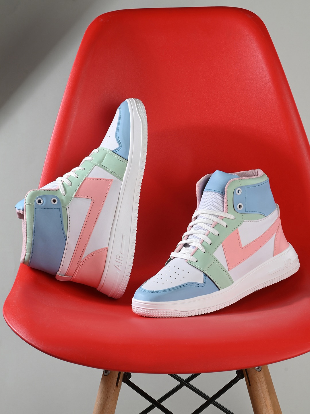 

Mactree Men White Colourblocked PU Sneakers
