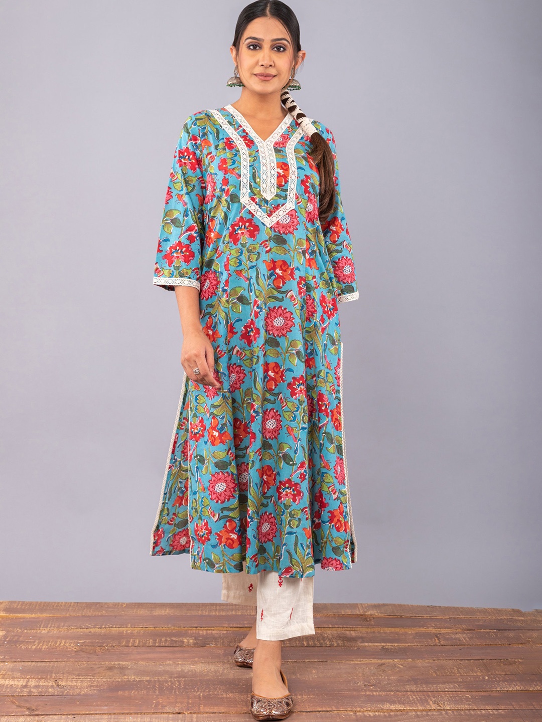 

Sakhi Jaipur Women Blue Floral Printed Pure Cotton Kurta with Trousers