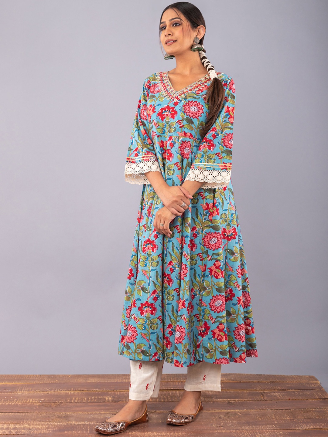 

Sakhi Jaipur Women Blue Floral Printed Empire Pure Cotton Kurta with Trousers