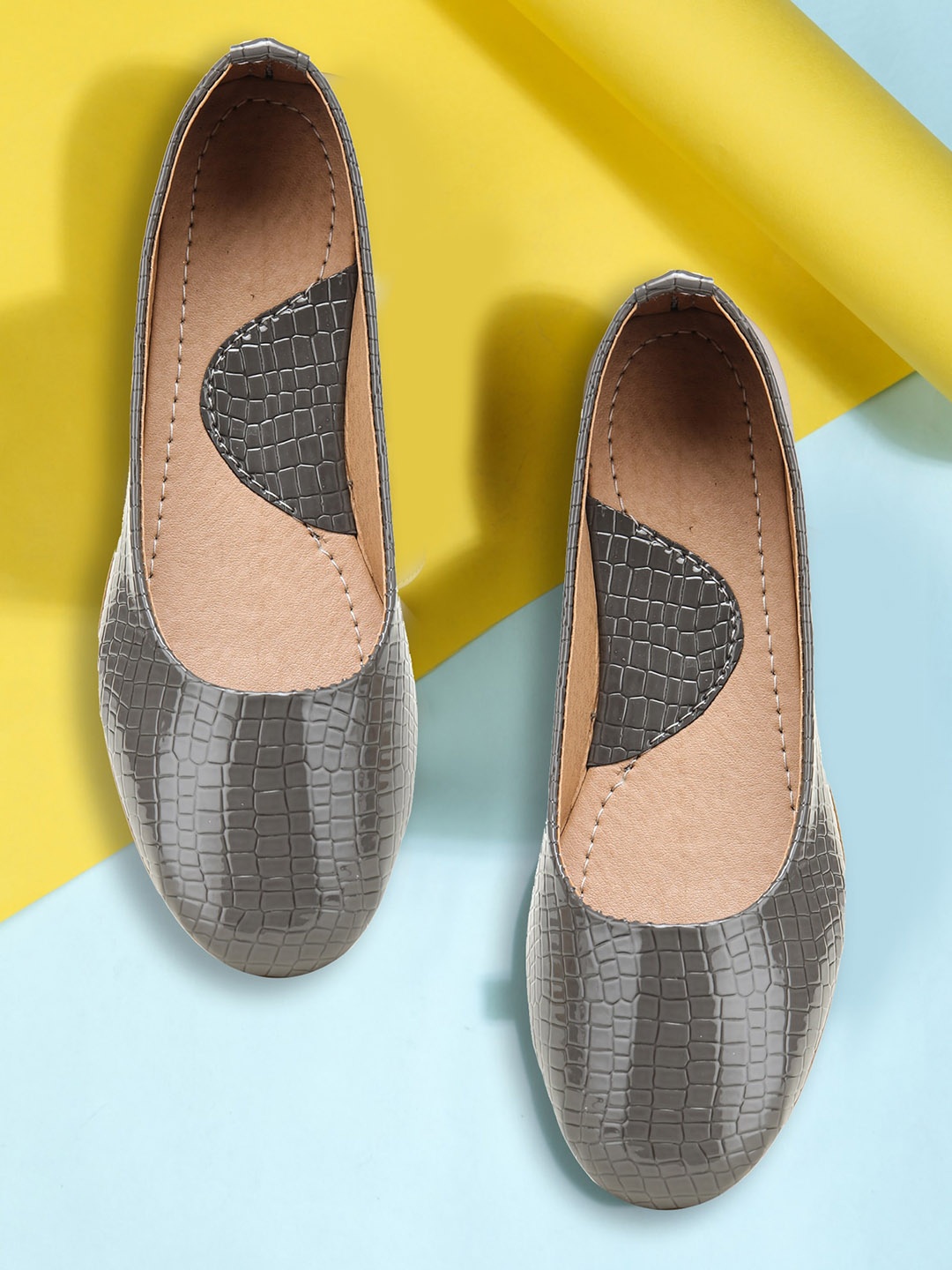 

Moonwalk Women Grey Textured Ballerinas Flats