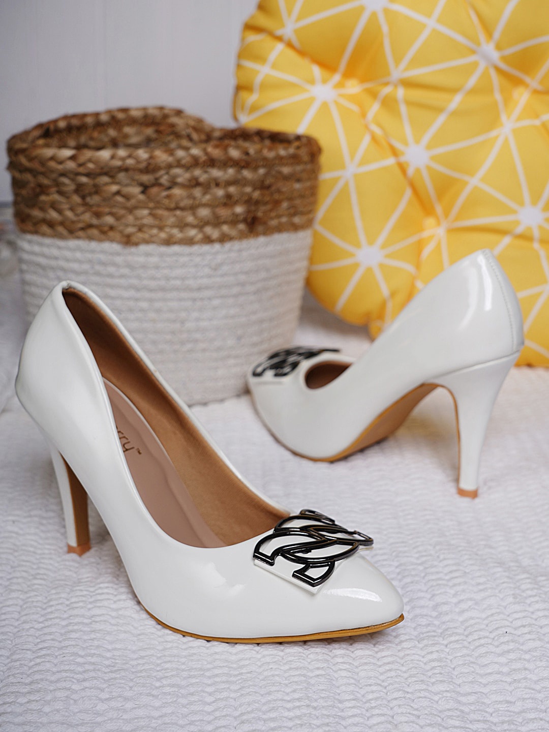 

DressBerry White Kitten Pumps Heels